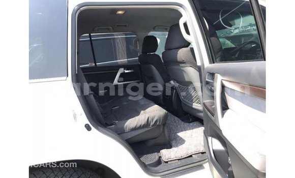 Buy Import Toyota Land Cruiser White Truck in Import - Dubai in Agadez Buy Import Toyota Land Cruiser White Truck in Import - Dubai in Agadez