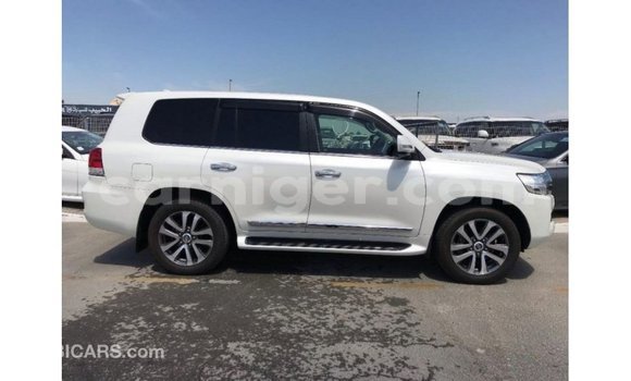 Buy Import Toyota Land Cruiser White Truck in Import - Dubai in Agadez Buy Import Toyota Land Cruiser White Truck in Import - Dubai in Agadez