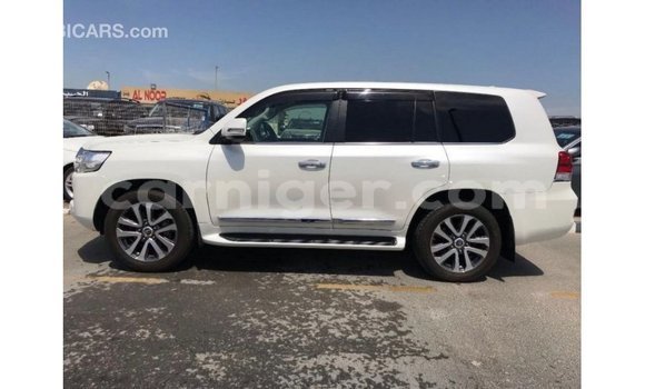 Buy Import Toyota Land Cruiser White Truck in Import - Dubai in Agadez Buy Import Toyota Land Cruiser White Truck in Import - Dubai in Agadez