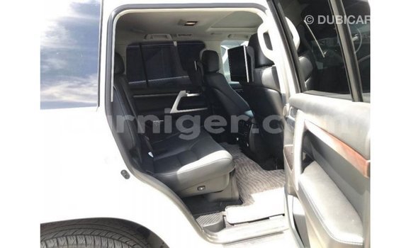 Buy Import Toyota Land Cruiser White Truck in Import - Dubai in Agadez Buy Import Toyota Land Cruiser White Truck in Import - Dubai in Agadez
