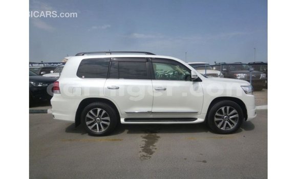 Buy Import Toyota Land Cruiser White Truck in Import - Dubai in Agadez Buy Import Toyota Land Cruiser White Truck in Import - Dubai in Agadez