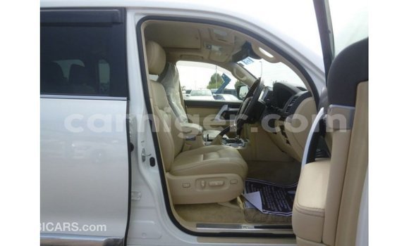 Buy Import Toyota Land Cruiser White Truck in Import - Dubai in Agadez Buy Import Toyota Land Cruiser White Truck in Import - Dubai in Agadez