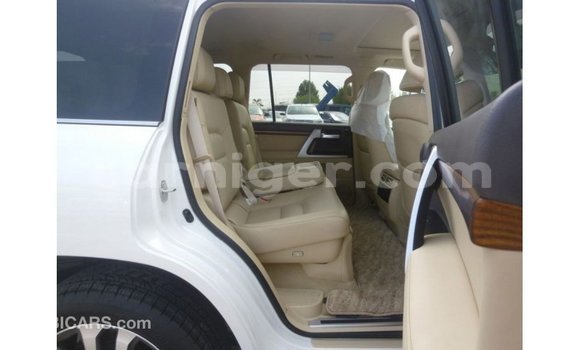 Buy Import Toyota Land Cruiser White Truck in Import - Dubai in Agadez Buy Import Toyota Land Cruiser White Truck in Import - Dubai in Agadez