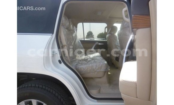 Sayi Imported Toyota Land Cruiser White Babbar mota in Import - Dubai a Agadez Sayi Imported Toyota Land Cruiser White Babbar mota in Import - Dubai a Agadez