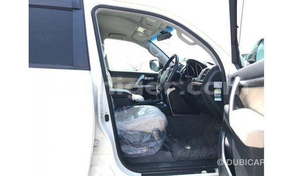 Acheter Import Utilitaire Toyota Land Cruiser Blanc à Import - Dubai, Agadez Acheter Import Utilitaire Toyota Land Cruiser Blanc à Import - Dubai, Agadez