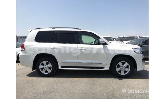 Acheter Import Utilitaire Toyota Land Cruiser Blanc à Import - Dubai, Agadez Acheter Import Utilitaire Toyota Land Cruiser Blanc à Import - Dubai, Agadez