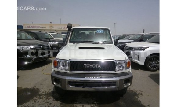 Acheter Import Utilitaire Toyota Land Cruiser Blanc à Import - Dubai, Agadez Acheter Import Utilitaire Toyota Land Cruiser Blanc à Import - Dubai, Agadez