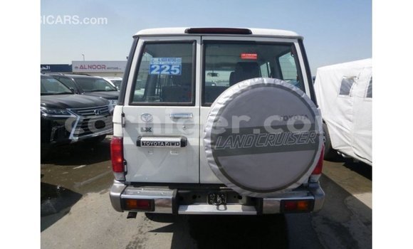 Acheter Import Utilitaire Toyota Land Cruiser Blanc à Import - Dubai, Agadez Acheter Import Utilitaire Toyota Land Cruiser Blanc à Import - Dubai, Agadez