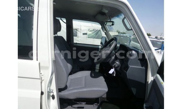 Acheter Import Utilitaire Toyota Land Cruiser Blanc à Import - Dubai, Agadez Acheter Import Utilitaire Toyota Land Cruiser Blanc à Import - Dubai, Agadez