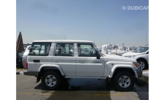 Acheter Import Utilitaire Toyota Land Cruiser Blanc à Import - Dubai, Agadez Acheter Import Utilitaire Toyota Land Cruiser Blanc à Import - Dubai, Agadez