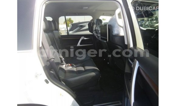 Buy Import Toyota Land Cruiser White Truck in Import - Dubai in Agadez Buy Import Toyota Land Cruiser White Truck in Import - Dubai in Agadez