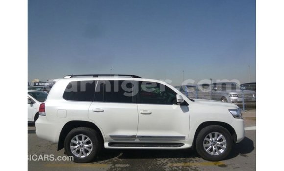 Buy Import Toyota Land Cruiser White Truck in Import - Dubai in Agadez Buy Import Toyota Land Cruiser White Truck in Import - Dubai in Agadez