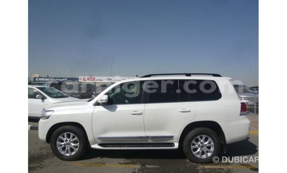 Buy Import Toyota Land Cruiser White Truck in Import - Dubai in Agadez Buy Import Toyota Land Cruiser White Truck in Import - Dubai in Agadez