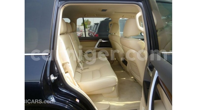 Big with watermark toyota land cruiser agadez import dubai 6043