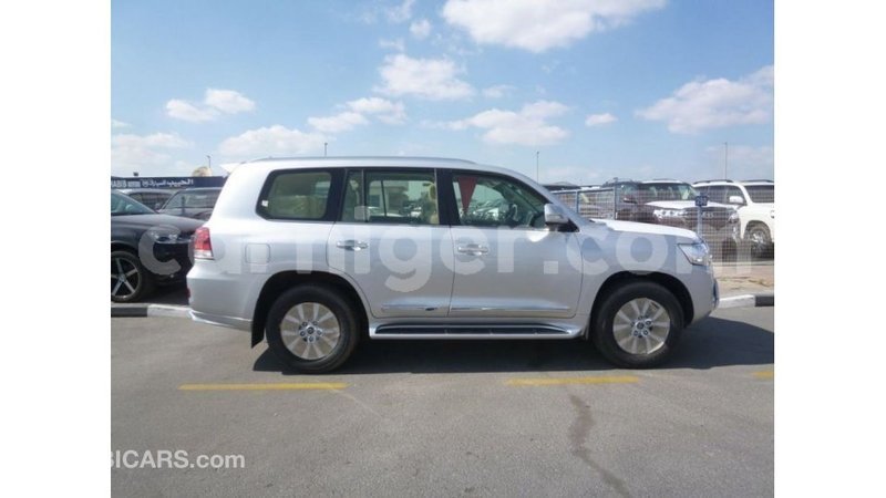 Big with watermark toyota land cruiser agadez import dubai 6046