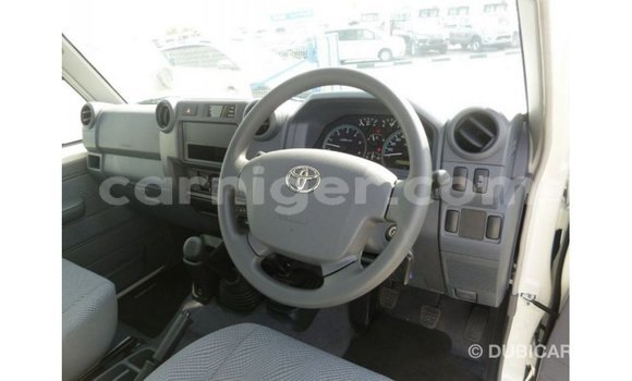 Acheter Import Utilitaire Toyota Land Cruiser Blanc à Import - Dubai, Agadez Acheter Import Utilitaire Toyota Land Cruiser Blanc à Import - Dubai, Agadez