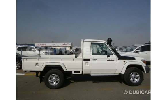 Acheter Import Utilitaire Toyota Land Cruiser Blanc à Import - Dubai, Agadez Acheter Import Utilitaire Toyota Land Cruiser Blanc à Import - Dubai, Agadez