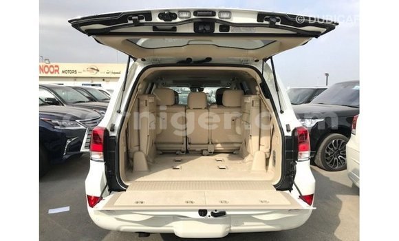 Sayi Imported Toyota Land Cruiser White Babbar mota in Import - Dubai a Agadez Sayi Imported Toyota Land Cruiser White Babbar mota in Import - Dubai a Agadez