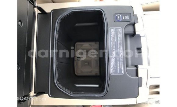 Sayi Imported Toyota Land Cruiser White Babbar mota in Import - Dubai a Agadez Sayi Imported Toyota Land Cruiser White Babbar mota in Import - Dubai a Agadez