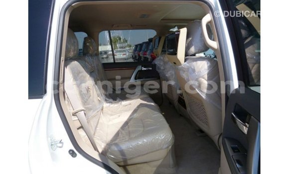 Acheter Import Utilitaire Toyota Land Cruiser Blanc à Import - Dubai, Agadez Acheter Import Utilitaire Toyota Land Cruiser Blanc à Import - Dubai, Agadez