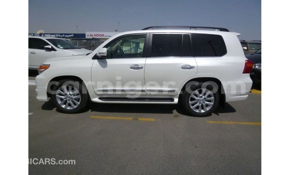 Sayi Imported Toyota Land Cruiser White Babbar mota in Import - Dubai a Agadez Sayi Imported Toyota Land Cruiser White Babbar mota in Import - Dubai a Agadez