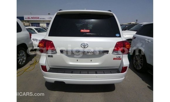 Sayi Imported Toyota Land Cruiser White Babbar mota in Import - Dubai a Agadez Sayi Imported Toyota Land Cruiser White Babbar mota in Import - Dubai a Agadez