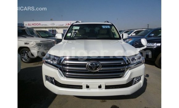 Sayi Imported Toyota Land Cruiser White Babbar mota in Import - Dubai a Agadez Sayi Imported Toyota Land Cruiser White Babbar mota in Import - Dubai a Agadez