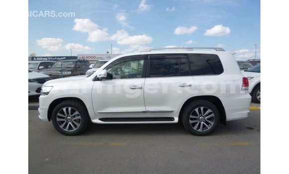 Sayi Imported Toyota Land Cruiser White Babbar mota in Import - Dubai a Agadez Sayi Imported Toyota Land Cruiser White Babbar mota in Import - Dubai a Agadez