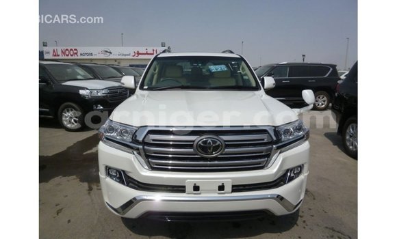 Acheter Import Utilitaire Toyota Land Cruiser Blanc à Import - Dubai, Agadez Acheter Import Utilitaire Toyota Land Cruiser Blanc à Import - Dubai, Agadez