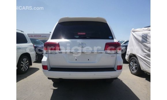 اشتري Imported Toyota Land Cruiser White شاحنة في Import - Dubai في أغاديز اشتري Imported Toyota Land Cruiser White شاحنة في Import - Dubai في أغاديز