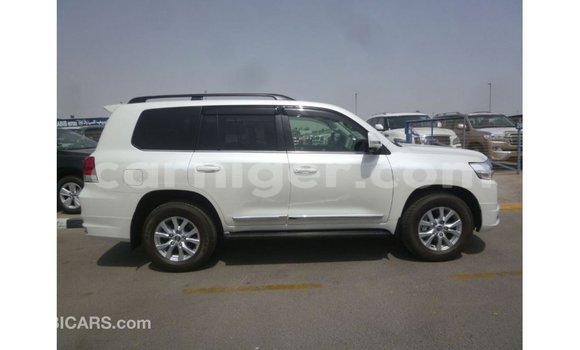 Sayi Imported Toyota Land Cruiser White Babbar mota in Import - Dubai a Agadez Sayi Imported Toyota Land Cruiser White Babbar mota in Import - Dubai a Agadez