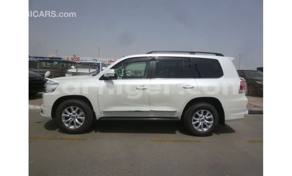 Sayi Imported Toyota Land Cruiser White Babbar mota in Import - Dubai a Agadez Sayi Imported Toyota Land Cruiser White Babbar mota in Import - Dubai a Agadez