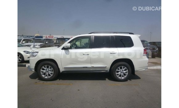 Acheter Import Utilitaire Toyota Land Cruiser Blanc à Import - Dubai, Agadez Acheter Import Utilitaire Toyota Land Cruiser Blanc à Import - Dubai, Agadez