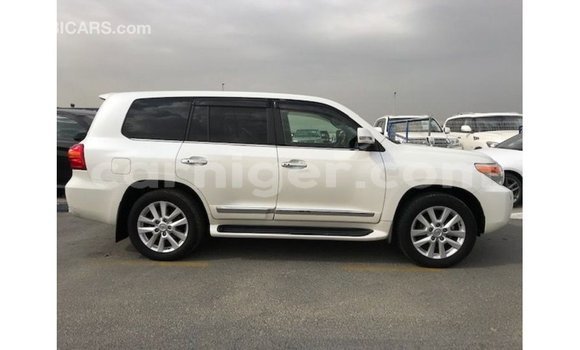 Acheter Import Utilitaire Toyota Land Cruiser Blanc à Import - Dubai, Agadez Acheter Import Utilitaire Toyota Land Cruiser Blanc à Import - Dubai, Agadez