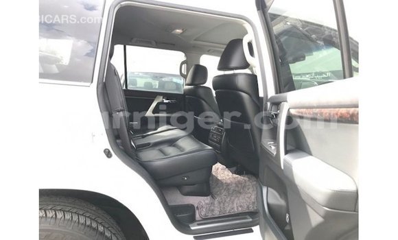 Sayi Imported Toyota Land Cruiser White Babbar mota in Import - Dubai a Agadez Sayi Imported Toyota Land Cruiser White Babbar mota in Import - Dubai a Agadez