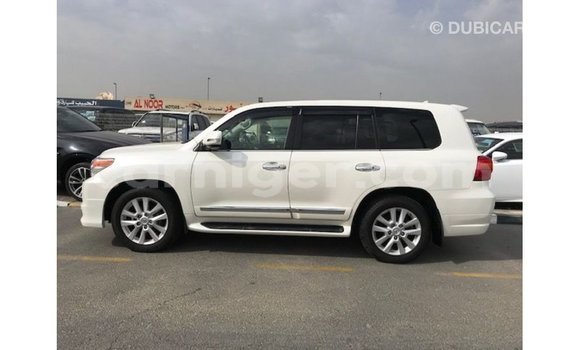 Sayi Imported Toyota Land Cruiser White Babbar mota in Import - Dubai a Agadez Sayi Imported Toyota Land Cruiser White Babbar mota in Import - Dubai a Agadez