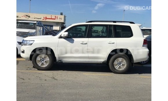 Acheter Import Utilitaire Toyota Land Cruiser Blanc à Import - Dubai, Agadez Acheter Import Utilitaire Toyota Land Cruiser Blanc à Import - Dubai, Agadez