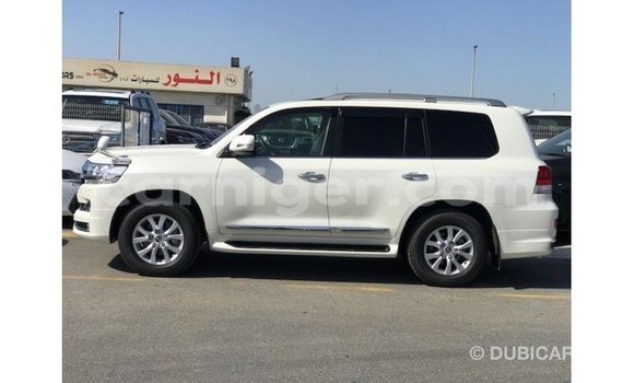 Acheter Import Utilitaire Toyota Land Cruiser Blanc à Import - Dubai, Agadez Acheter Import Utilitaire Toyota Land Cruiser Blanc à Import - Dubai, Agadez