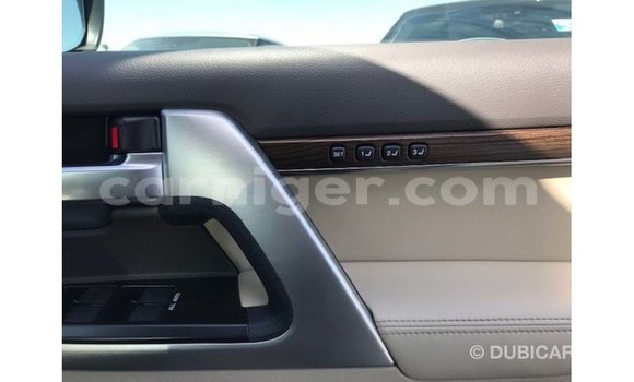 Acheter Import Utilitaire Toyota Land Cruiser Blanc à Import - Dubai, Agadez Acheter Import Utilitaire Toyota Land Cruiser Blanc à Import - Dubai, Agadez