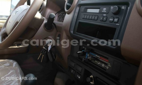 Sayi Imported Toyota Land Cruiser Beige Babbar mota in Import - Dubai a Agadez Sayi Imported Toyota Land Cruiser Beige Babbar mota in Import - Dubai a Agadez