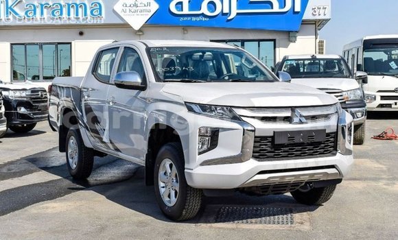 Sayi Imported Mitsubishi L200 White Mota in Import - Dubai a Agadez Sayi Imported Mitsubishi L200 White Mota in Import - Dubai a Agadez