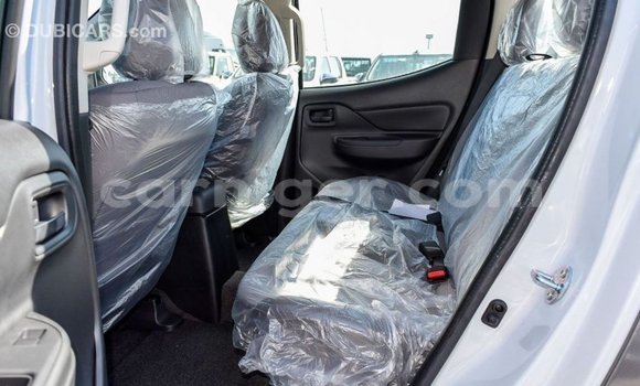 Sayi Imported Mitsubishi L200 White Mota in Import - Dubai a Agadez Sayi Imported Mitsubishi L200 White Mota in Import - Dubai a Agadez
