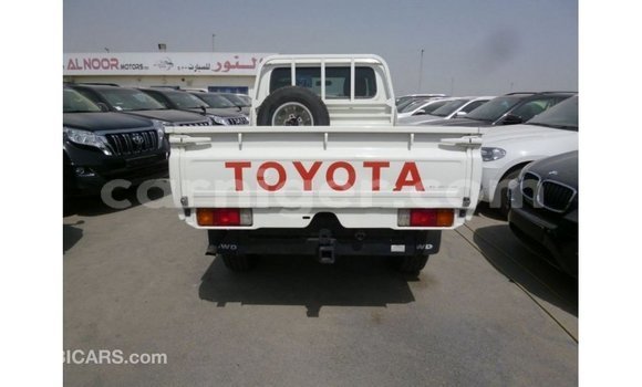 Acheter Import Utilitaire Toyota Land Cruiser Blanc à Import - Dubai, Agadez Acheter Import Utilitaire Toyota Land Cruiser Blanc à Import - Dubai, Agadez