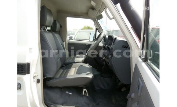 Acheter Import Utilitaire Toyota Land Cruiser Blanc à Import - Dubai, Agadez Acheter Import Utilitaire Toyota Land Cruiser Blanc à Import - Dubai, Agadez