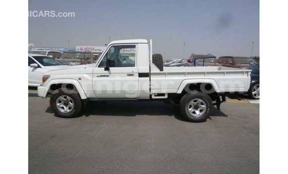 Acheter Import Utilitaire Toyota Land Cruiser Blanc à Import - Dubai, Agadez Acheter Import Utilitaire Toyota Land Cruiser Blanc à Import - Dubai, Agadez