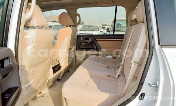Buy Import Toyota Land Cruiser White Truck in Import - Dubai in Agadez Buy Import Toyota Land Cruiser White Truck in Import - Dubai in Agadez