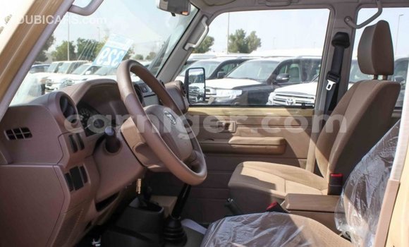 Buy Import Toyota Land Cruiser Beige Truck in Import - Dubai in Agadez Buy Import Toyota Land Cruiser Beige Truck in Import - Dubai in Agadez