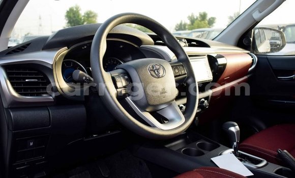 Sayi Imported Toyota Hilux White Mota in Import - Dubai a Agadez Sayi Imported Toyota Hilux White Mota in Import - Dubai a Agadez