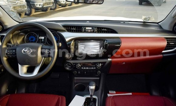 Sayi Imported Toyota Hilux White Mota in Import - Dubai a Agadez Sayi Imported Toyota Hilux White Mota in Import - Dubai a Agadez