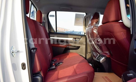 Sayi Imported Toyota Hilux White Mota in Import - Dubai a Agadez Sayi Imported Toyota Hilux White Mota in Import - Dubai a Agadez